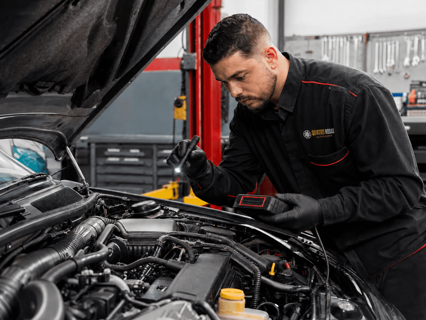 Profissional analisa o compartimento do motor