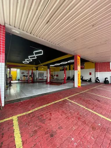 Carro posicionado em equipamento profissional de alinhamento 3D