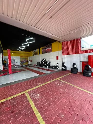 Cliente recebe orientação na recepção do centro automotivo